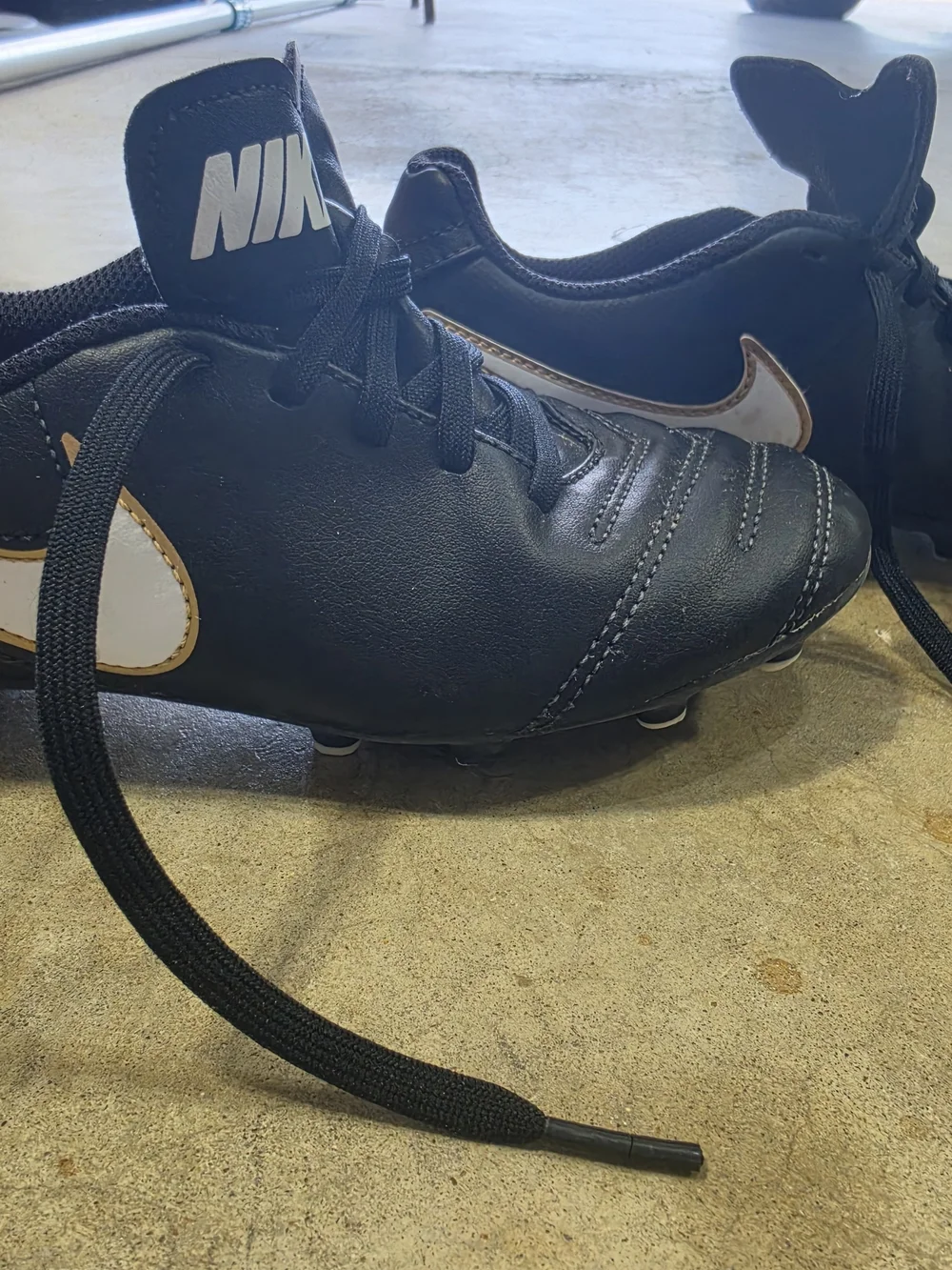 Nike Tiempo Legend Club FG Soccer Cleats Kids Size 2.5Y Black/White Youth Footba